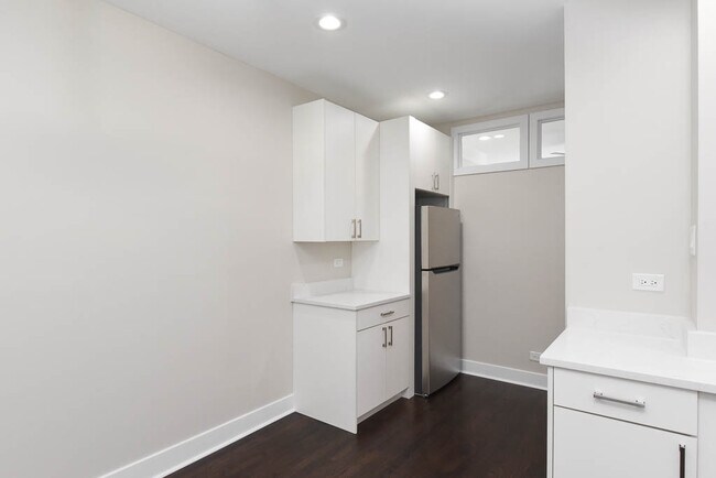 Building Photo - 5064 N Wolcott Ave