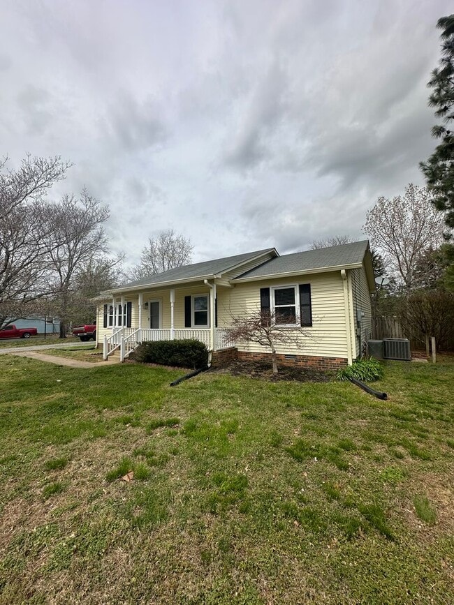 Building Photo - Freshly Renovated 3Bed / 2Bath Home with F...