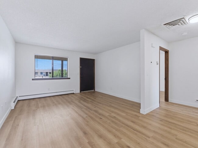 Building Photo - Remodeled 2 Bedroom, 1 Bathroom Apartment- Close to shopping!
