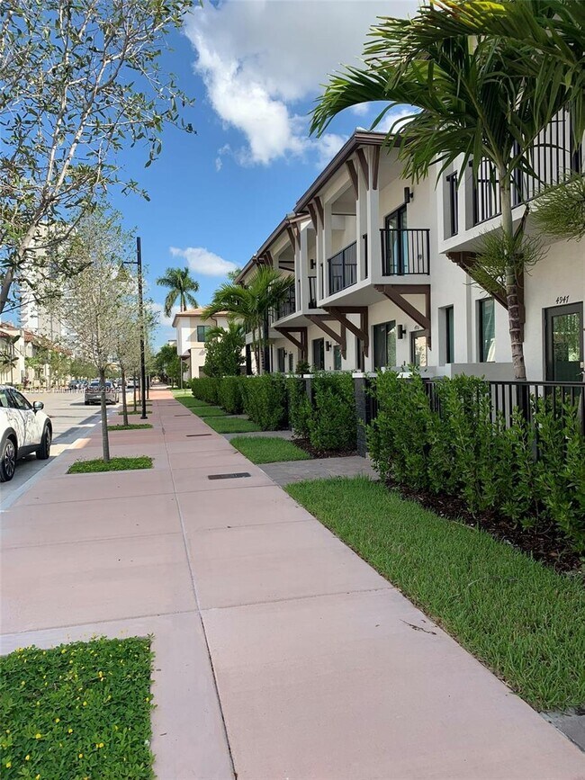 4943 NW 84th Ave, Doral, FL 33166 Townhome Rentals in Doral FL