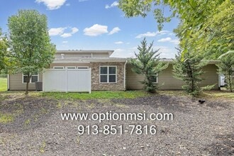 Building Photo - 422 N Clayview Dr