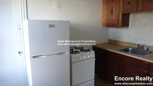 Building Photo - 349 Pleasant St