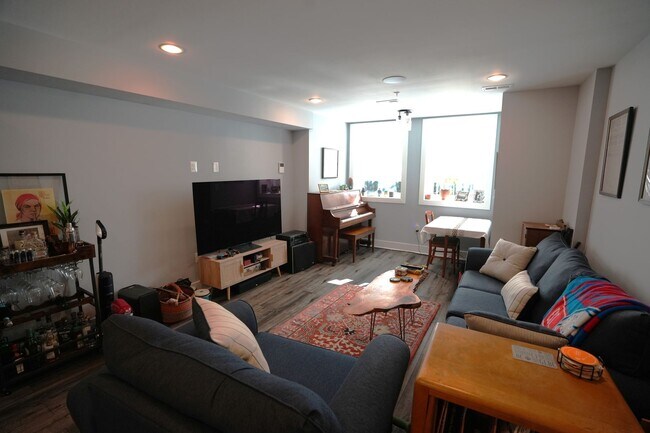 Foto del edificio - Lovely 2 BR/2 BA 1st Level Condo in Shaw!