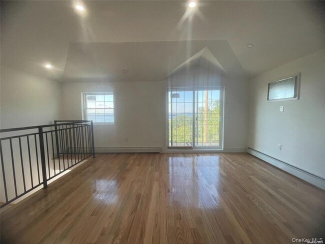 Foto del edificio - 72-41 Hillmeyer Ave