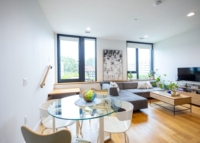 Foto del edificio - Stunning 1 BR/1 BA Top-Floor Condo in Trux...