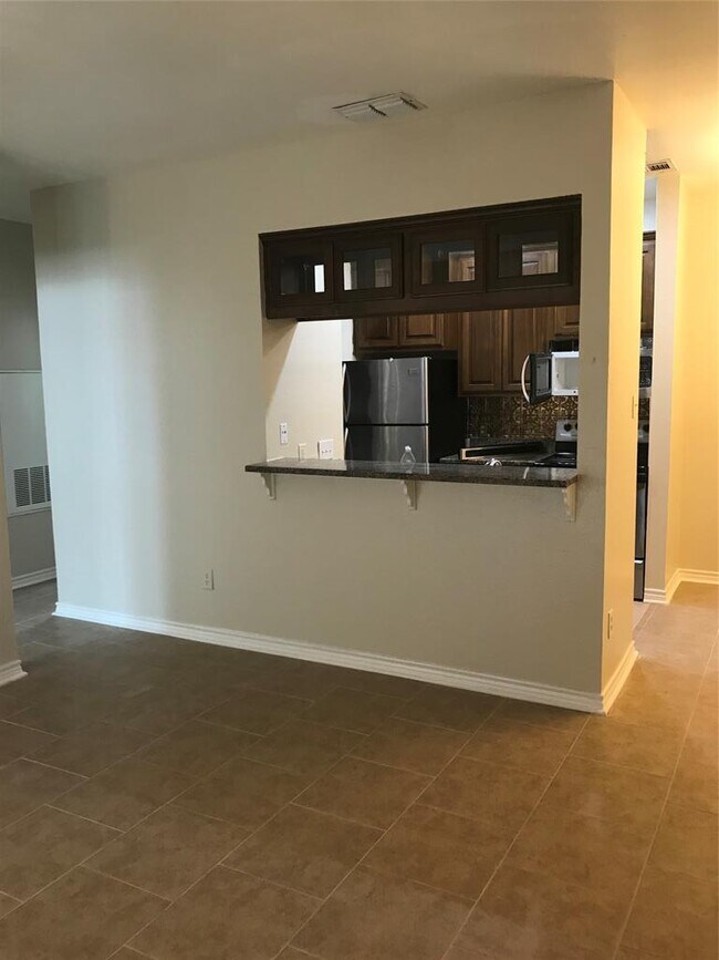 Foto del edificio - 12166 Metric Blvd