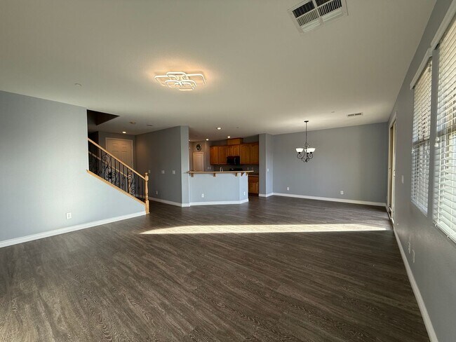 Foto del edificio - Bright and Spacious 3/BD 2.5/BA Townhouse ...