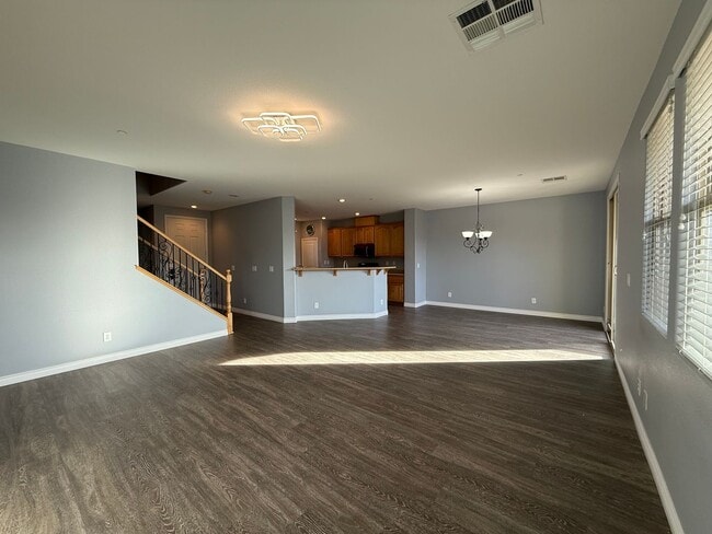 Building Photo - Bright and Spacious 3/BD 2.5/BA Townhouse ...