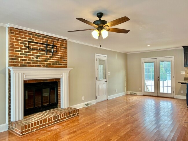 Building Photo - SPACIOUS INSIDE AND OUT!