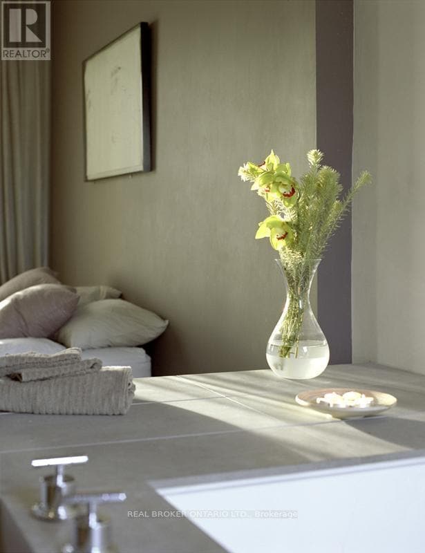 Building Photo - 329 Manning Ave