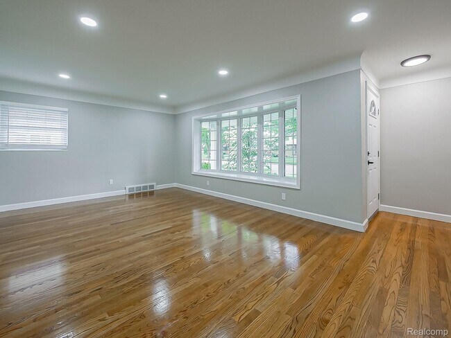 Foto del edificio - $2300 3 bed 2 bath bungalow