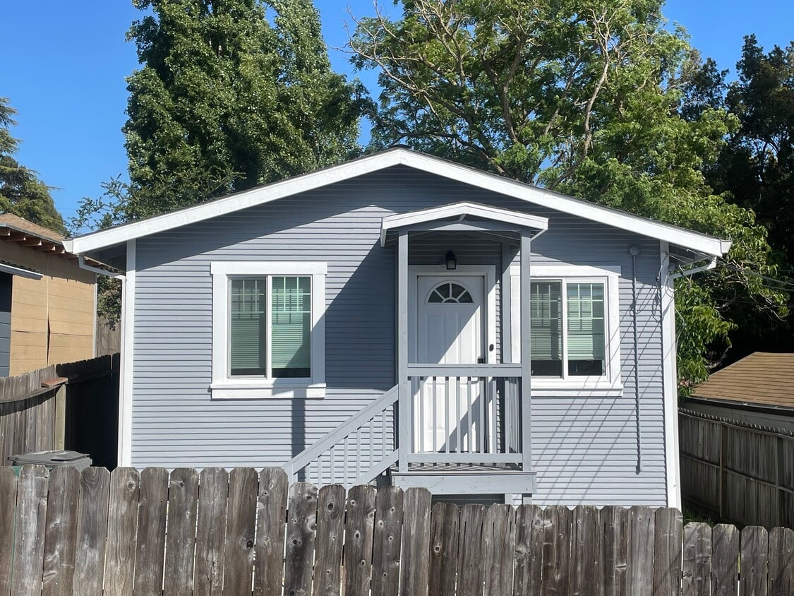 Backhouae - 2722 Garden St