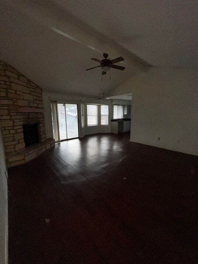 Building Photo - Great 3 bedroom, 2 bath available early August