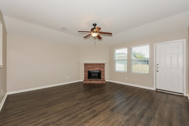 Foto del edificio - 573 Creekbend St
