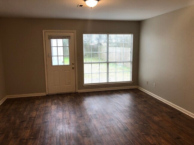 Foto del edificio - 6307 Kavanaugh Blvd