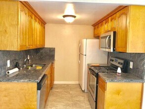 Building Photo - 1067 Cornwall D