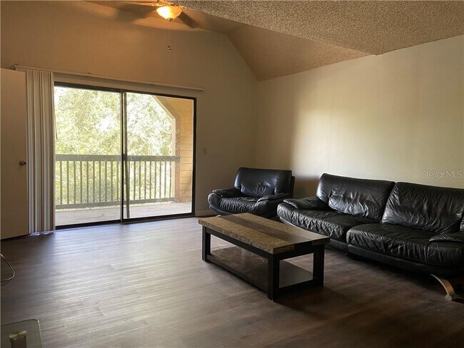 Foto del edificio - 420 Forestway Cir