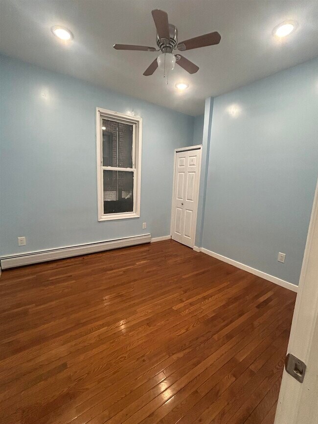 Foto del edificio - 72 Fairview Ave