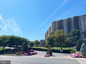 Building Photo - 205 Yoakum Pkwy