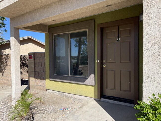 Foto del edificio - Downstairs 2 bed 1 bath with yard near Silver Creek.