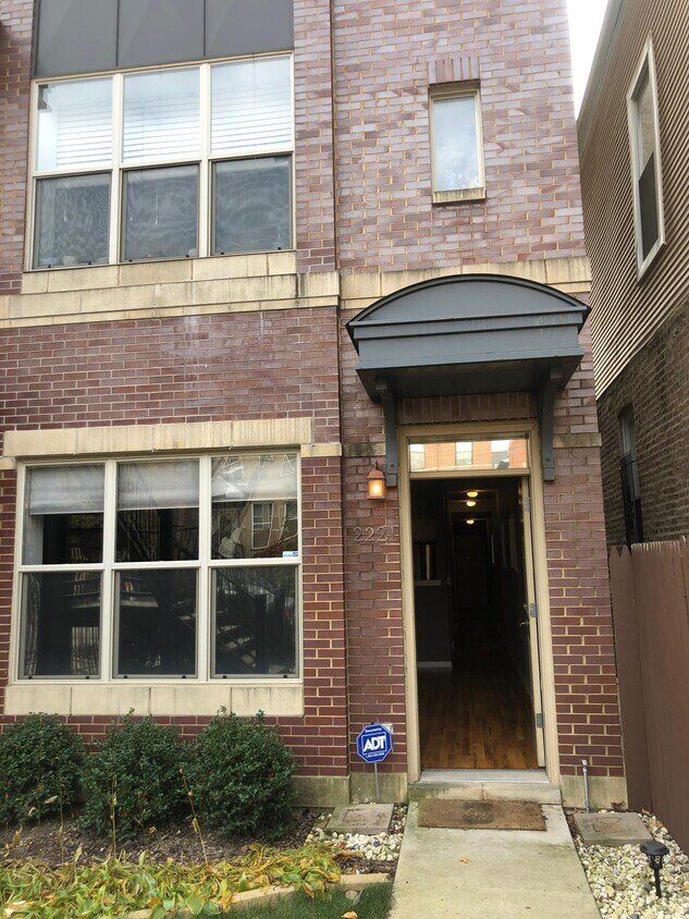Entrance - 2221 W Monroe St