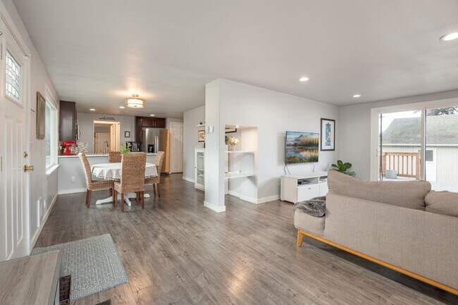 Foto del edificio - DesMoines rambler 3 bed, 2 baths home. 2 c...