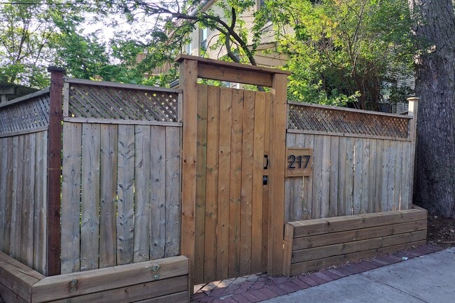 Building Photo - 217-217 Carlton St.