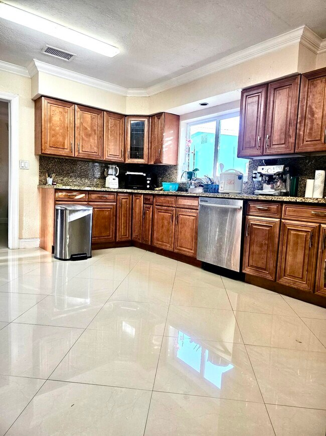 Foto del edificio - 6410 Kimberly Blvd