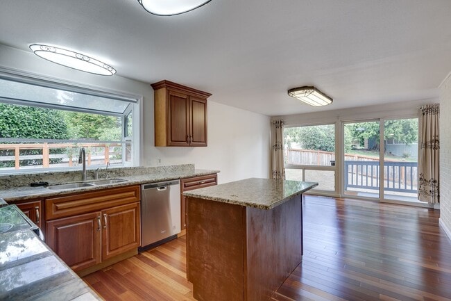 Building Photo - Updated 5 bedroom home in Woodridge neighb...