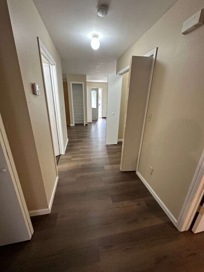 Foto del edificio - 2 Bedroom, 1 Bathroom House with Carport