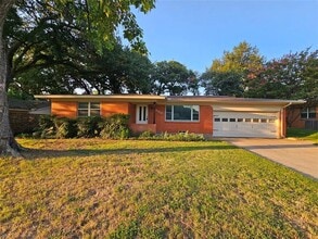 Building Photo - 800 Valley View Dr