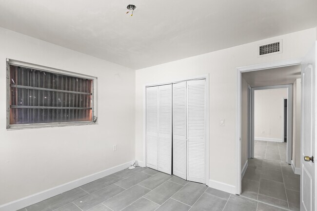 Foto del edificio - 1882 SW 17th Ave