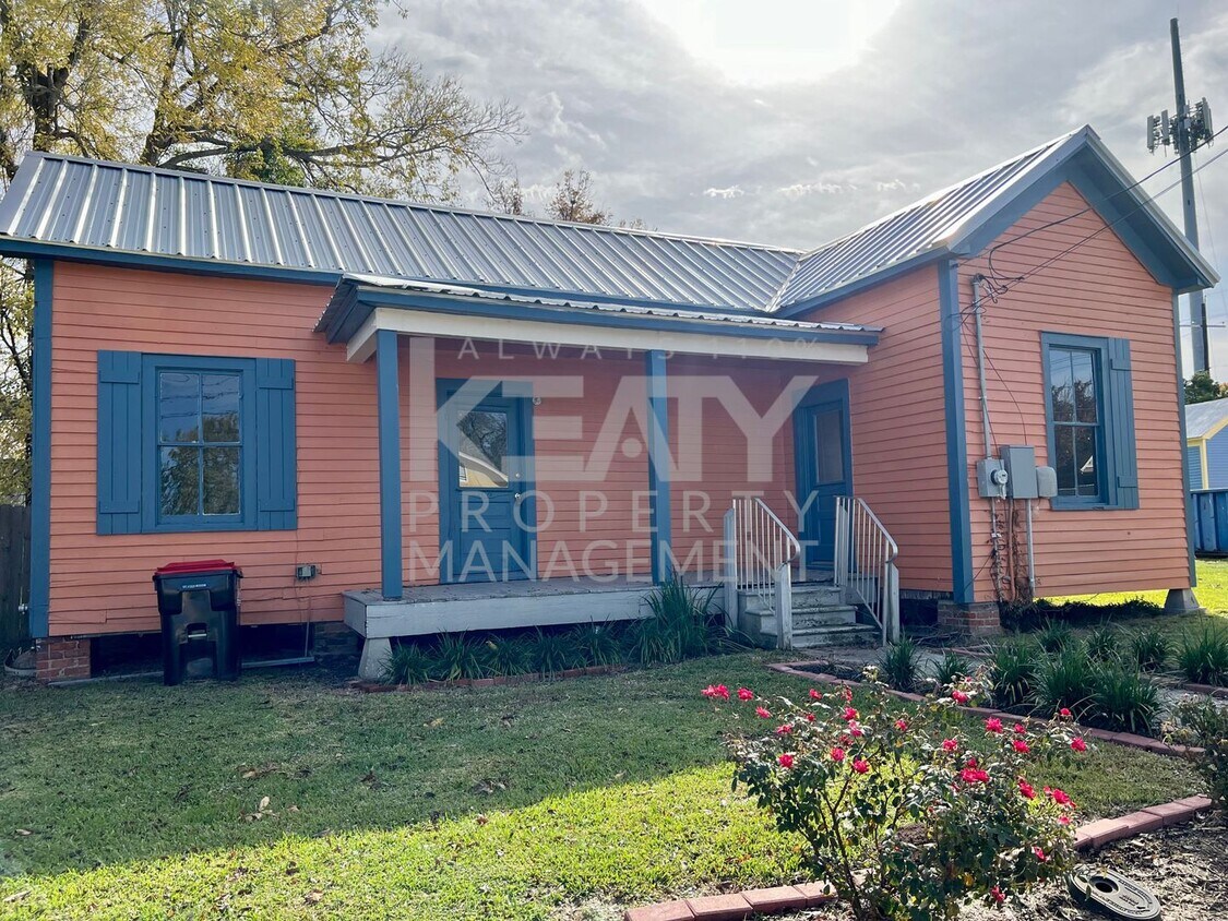 2 Bedroom, 1 Bathroom House is Available Now! House Rental in