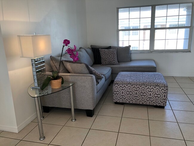 Building Photo - 4158 Tamiami Trl
