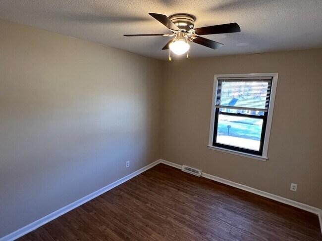 Building Photo - 137 Raintree Dr