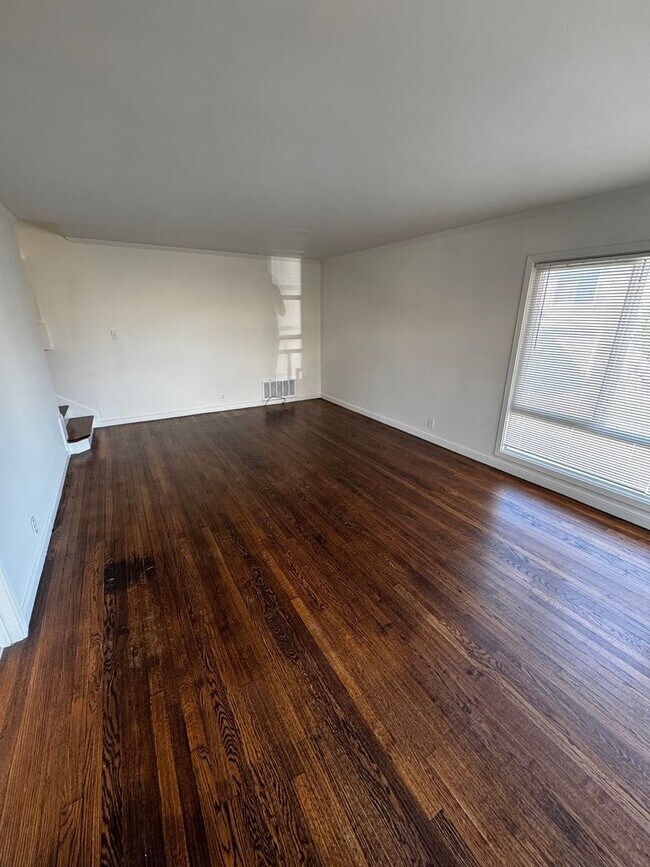 Foto del edificio - 227-231 Mosswood Way