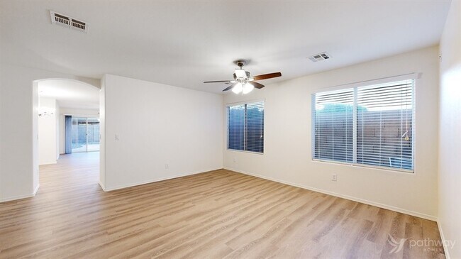 Foto del edificio - 44336 W McClelland Dr