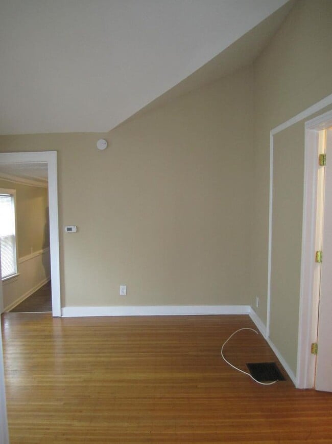 Building Photo - 2 Bedroom House!