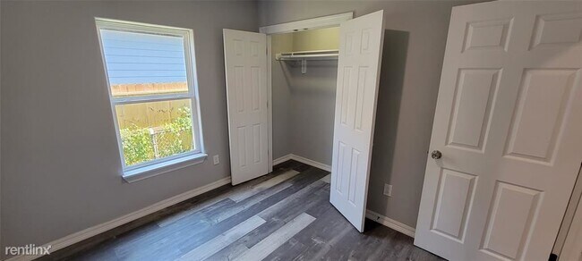 Building Photo - 3 br, 2 bath Duplex - 9118 Sandra Street B