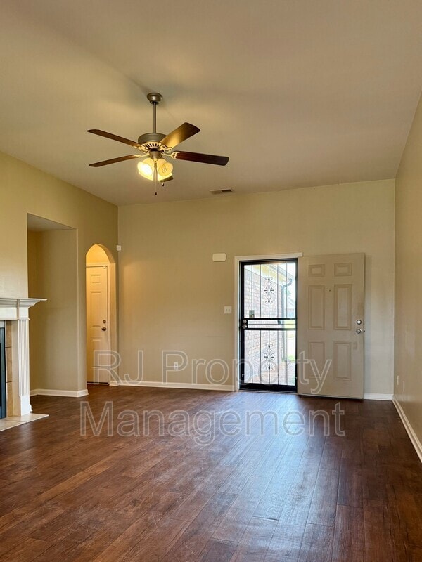 Foto del edificio - 5520 Kaitlyn Dr E