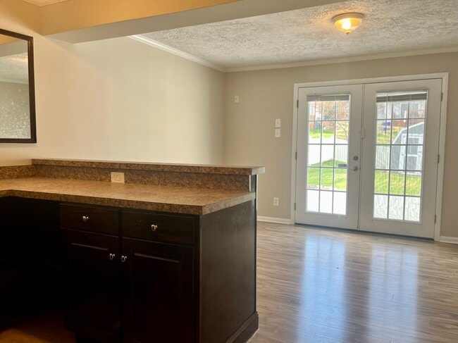 Building Photo - Charming 2 Bedroom/2 Bathroom in Laurel Valley!