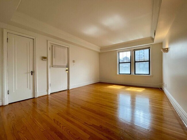 Building Photo - 6242 Southwood Ave - 2S