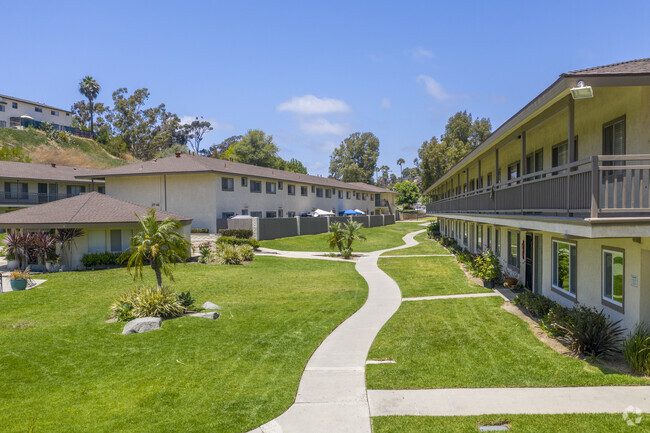 Courtyard - Stoneybrook Apartments