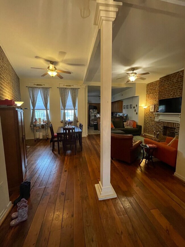 Building Photo - Spacious and Bright 3 Bed 2.5 Bath in Chur...