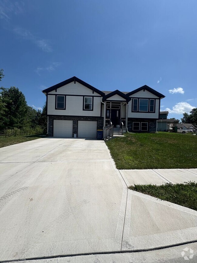Building Photo - 2050 Riverstone Dr
