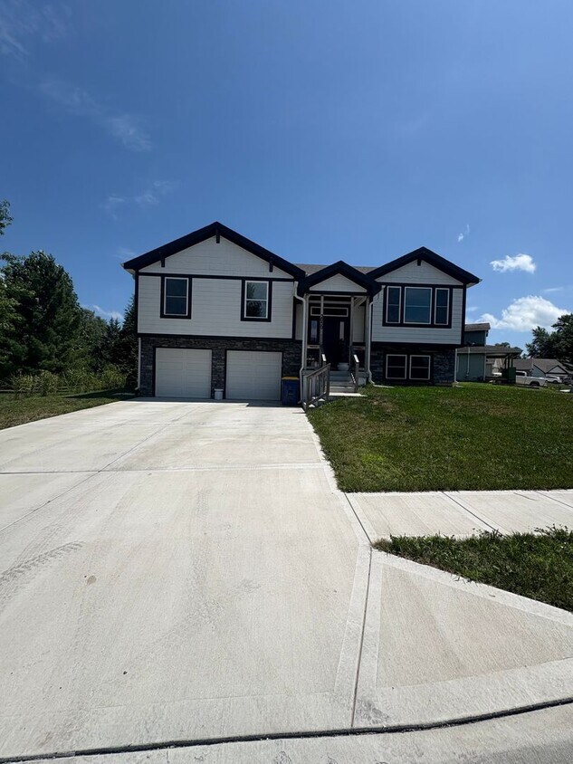 Foto principal - 2050 Riverstone Dr