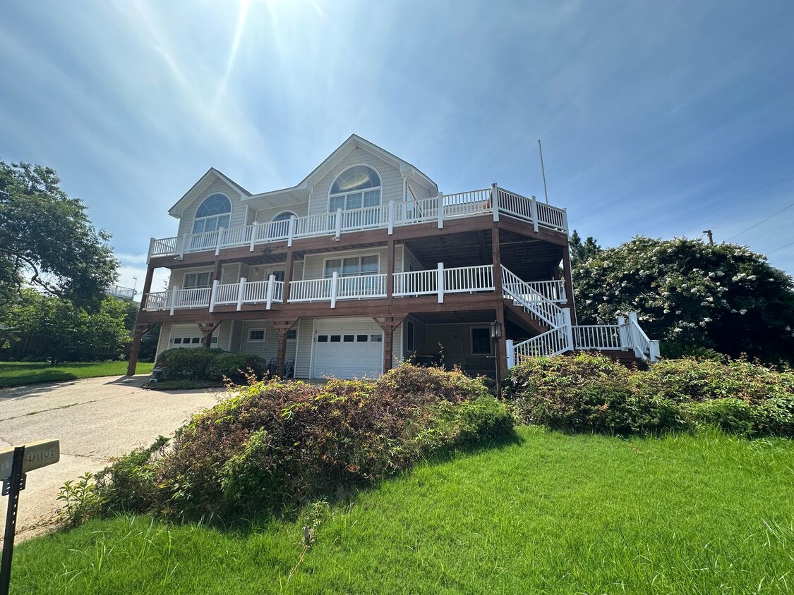 Primary Photo - Large Home off Bay Drive in Kill Devil Hills