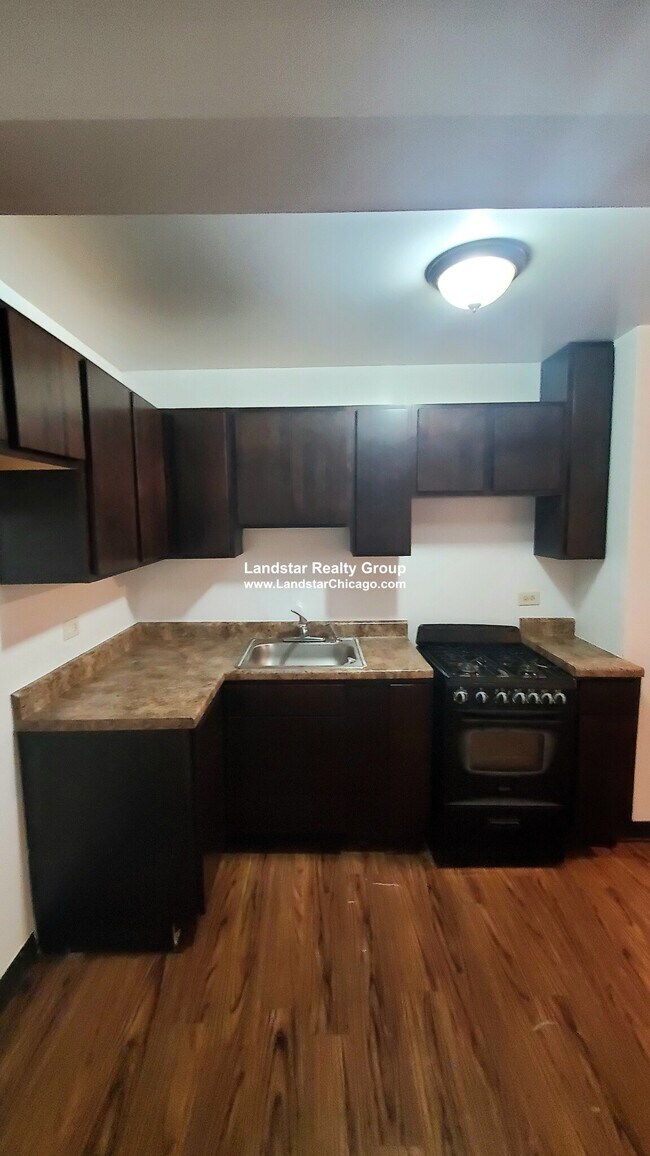 Building Photo - 6302 N Oakley Ave