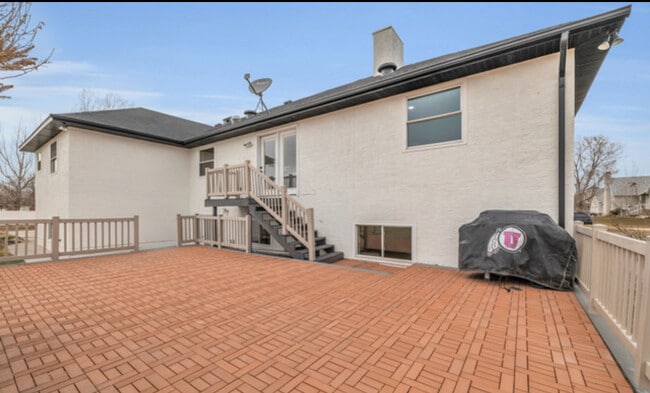Building Photo - 353 W Redberry Rd