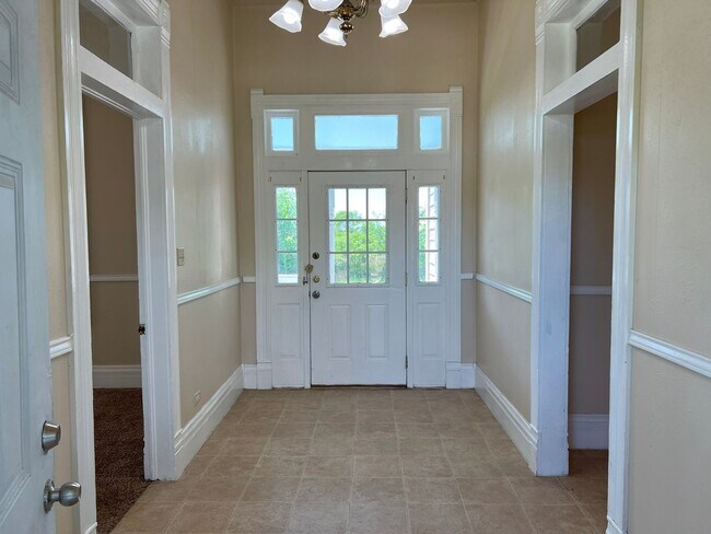Building Photo - Welcome home to 4010 S Santa Clara!